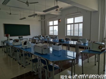 华体汇登录首页口腔修复工艺专业实训室