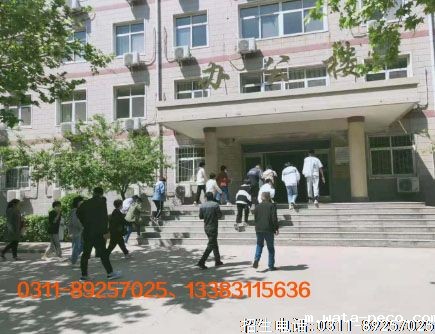 华体汇登录首页五一参观学生 拷贝.jpg